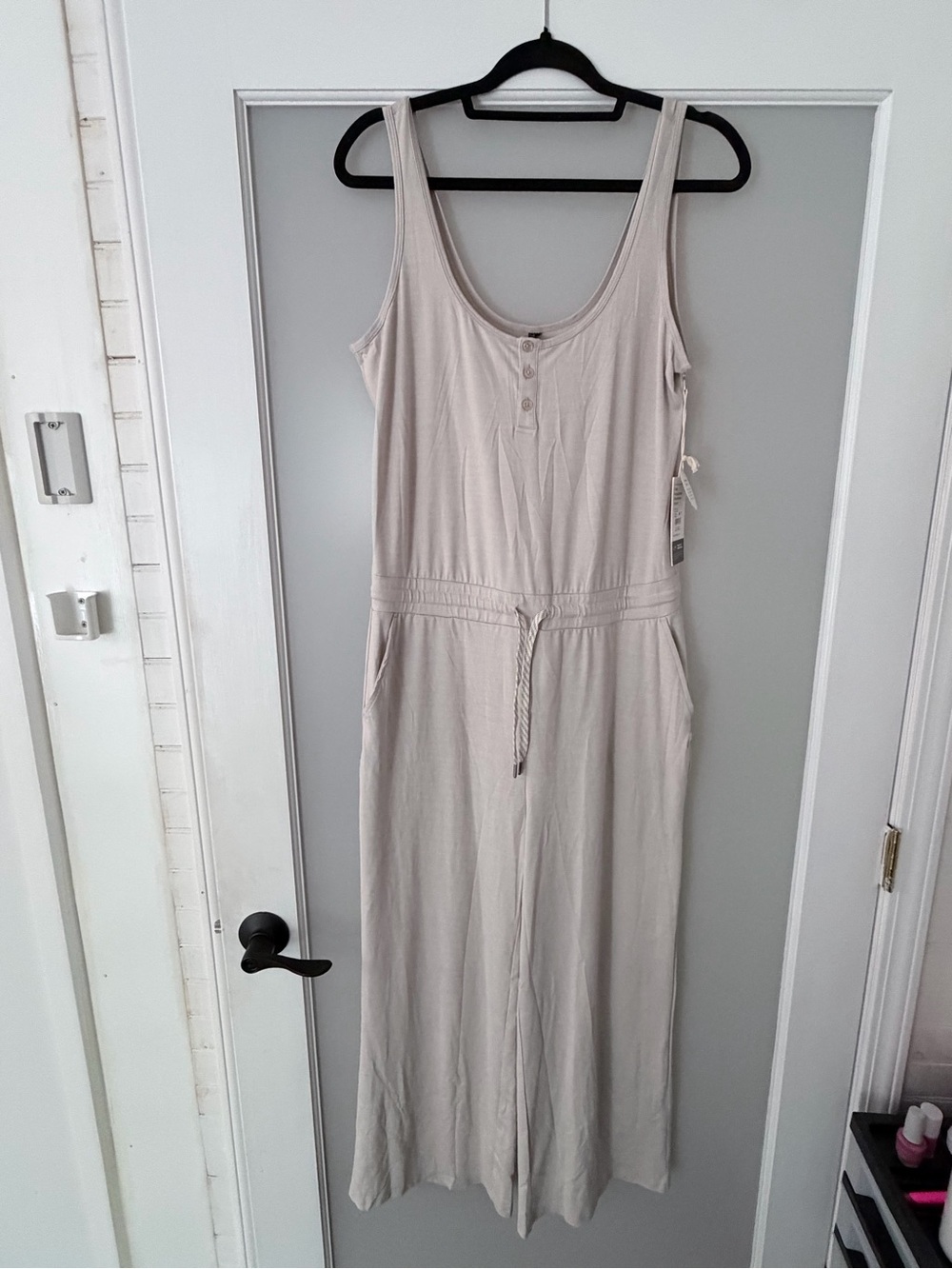Vuori Sleeveless Scoop-Neck Wide-Leg Falls Jumpsuit in sands heather